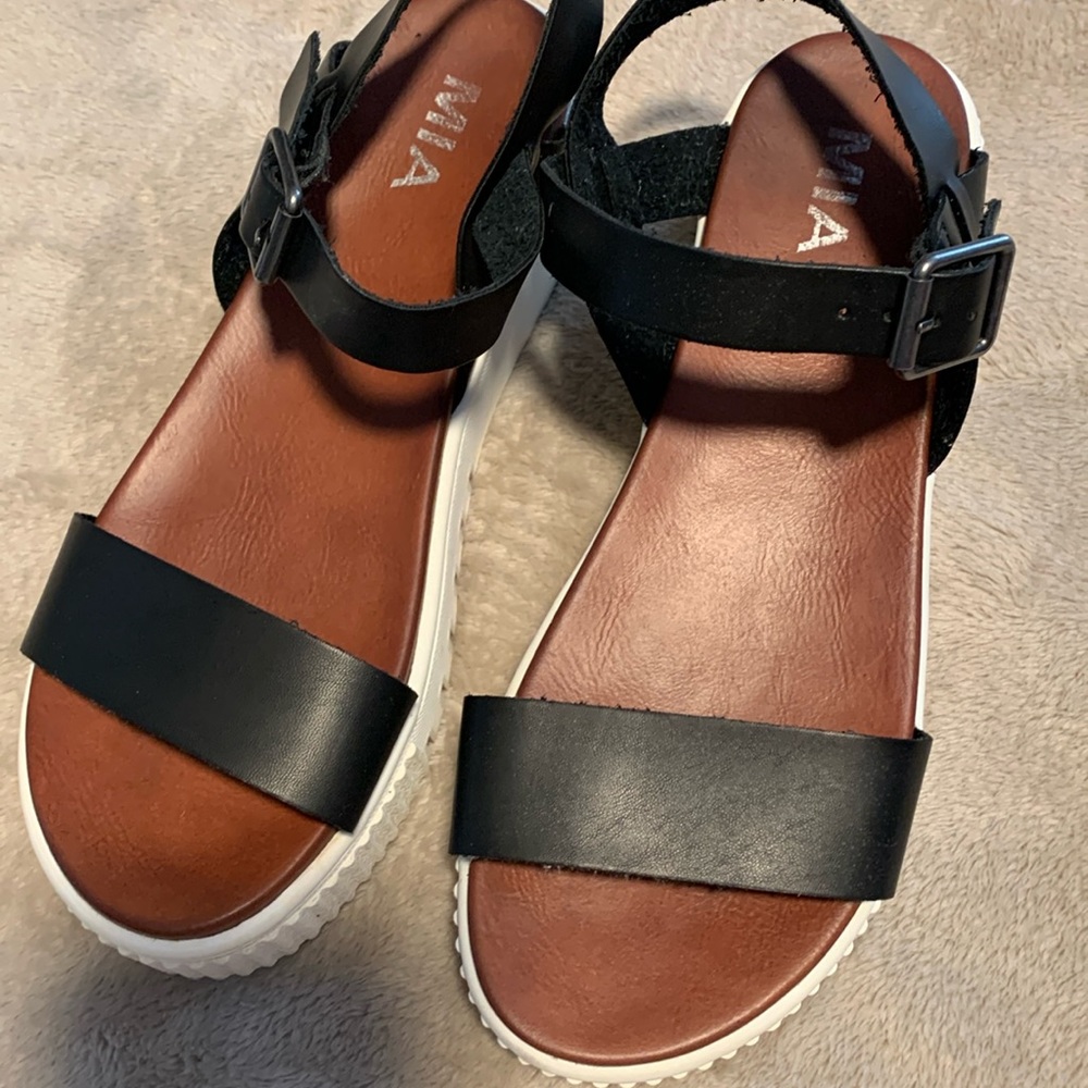Womens Mia sandals . Good used condition . The bottom just needs cleaning